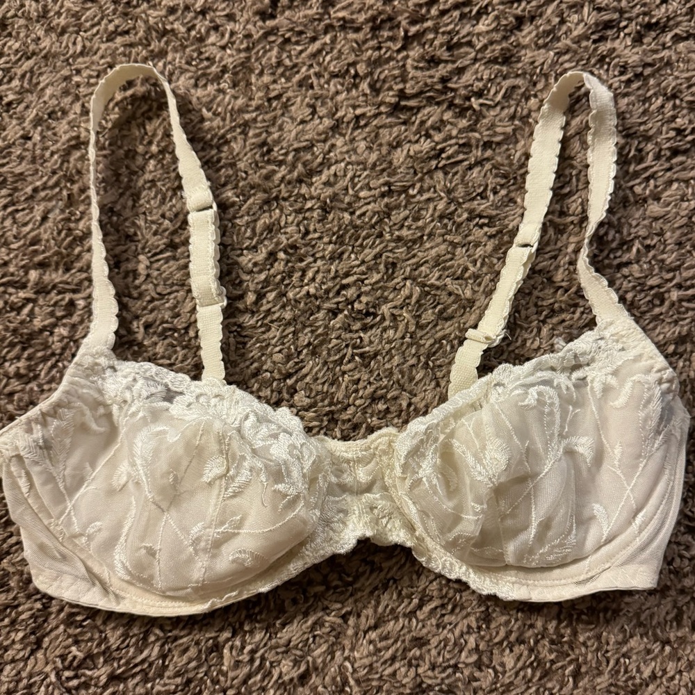 ⭐️3 for $30 | Vintage Victorias Secret Off white Mesh Bra with Floral Embroidery